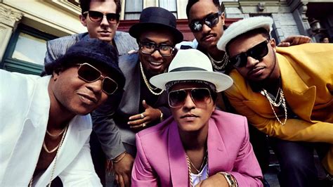 Uptown Funk Official Video .